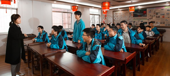 临渭 分类教学，因材施教，采取“一类一方案、一人一目标”的教学方法