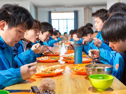 临渭学生用餐