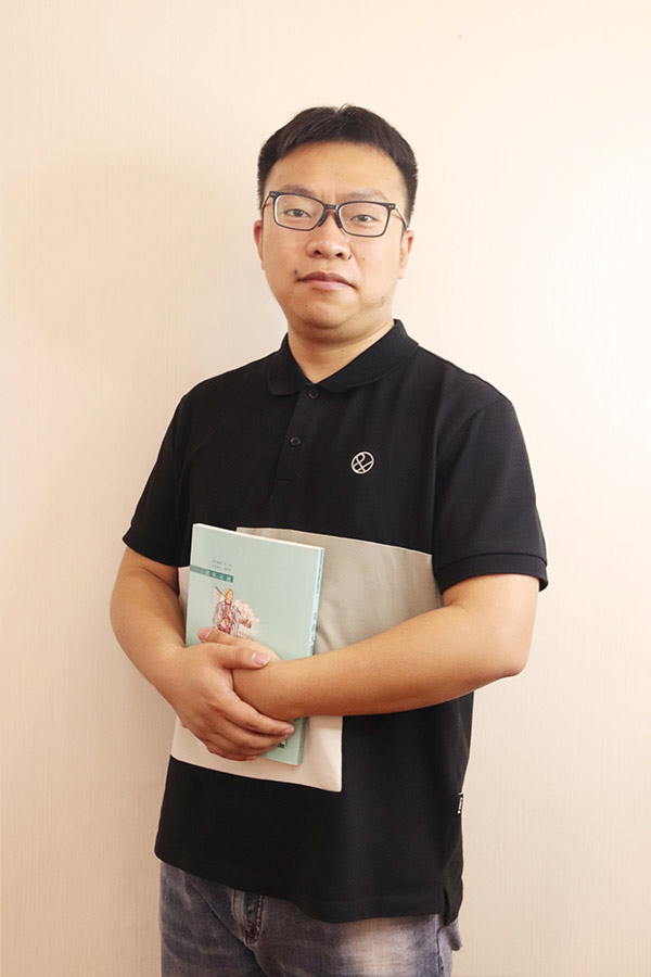 临渭杨斌 本科学历，毕业于西安航空学院